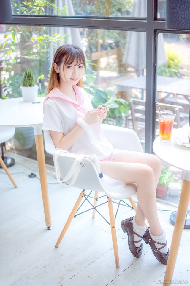 “多谢将军好意。”刘璋点点头，其实也没什么好收拾的，之前收拢的财富他是不能带走的，也只有招呼了家人妻子，便要上路。